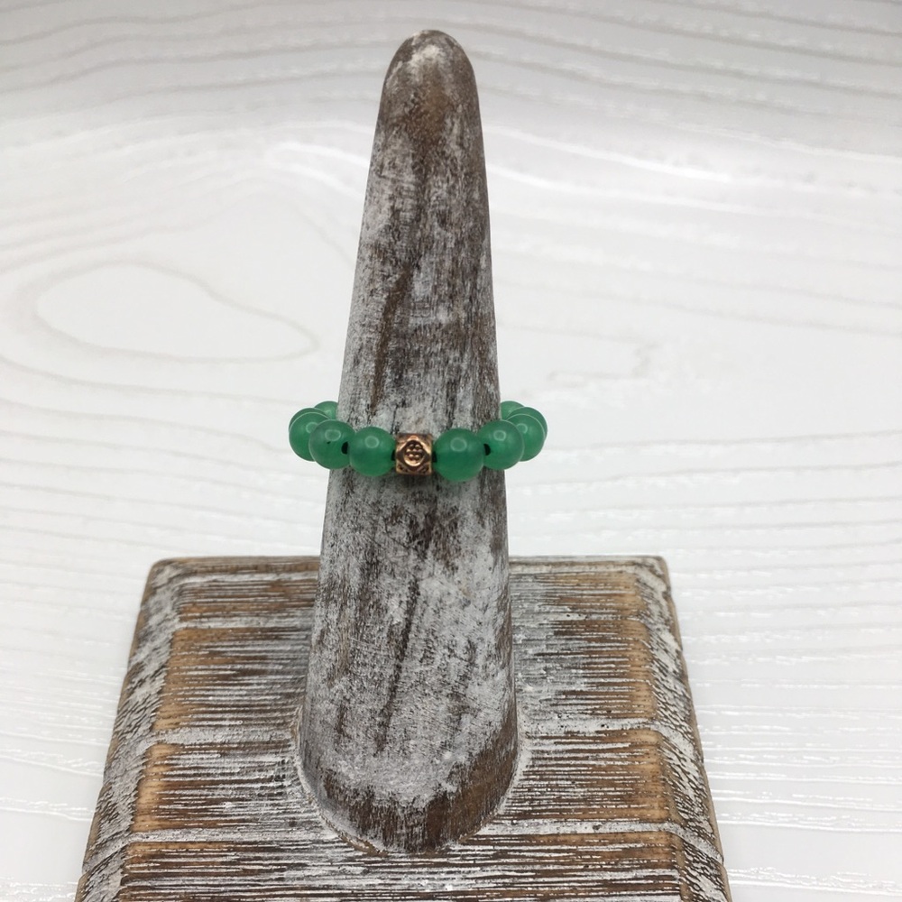 HANDCRAFTED Green Jade w/Gold Tone cube Stretch Bead Ring
